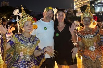 Krieg in Nahost: Fußballfamilie aus dem Erzgebirge sitzt in Bangkok fest - Anfangs war die Zeit in Bangkok noch schön, inzwischen wird sie zur Nervenprobe für René Uhle und seine Frau Anja.
