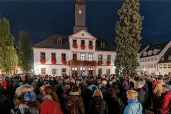 Krieg, Inflation, Klima- und Energiekrise: Emotionale Demo in Rochlitz - So viele Menschen kamen in der Rochlitzer Region vermutlich bisher nicht zu einer Kundgebung zusammen: Geschätzt 500 Menschen setzten vor dem Rathaus ein Zeichen gegen Krieg, Inflation und Energiepreise. 