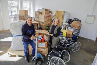 Krieg, Krisen, Erdbeben: Warum sich ein Gersdorfer weltweit für Menschen in Not engagiert - Oliver Nießlein und Jeannette Hänel von Human Aid Collective mit Hilfsgütern im Lager in St. Egidien, Achatstraße 1: Am Sonntag werden hier von 10 bis 12 Uhr Spenden entgegengenommen. 