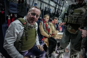 Krieg und Krisen im Nahen Osten: Der Weihnachtsbesuch des Boris Pistorius - Boris Pistorius reist in schusssicherer Weste im Airbus A400M der Luftwaffe von Bagdad nach Erbil.