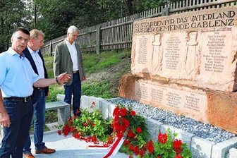 Kriegerdenkmal mit neuen Porphyrtafeln - Die Sanierung des vor 100 Jahren errichteten Kriegerdenkmals auf dem Gablenzer Friedhof ist abgeschlossen. Zur Feierstunde am Donnerstagnachmittag waren neben Mitinitiator Uwe Schlegel auch der Crimmitschauer OB André Raphael und Pfarrer Joachim Escher (v. l.) erschienen. 