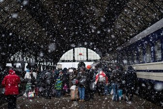 Passagiere warten auf einen Zug nach Polen im Bahnhof von Lwiw.