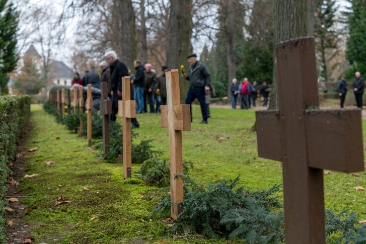 Kriegsopfern an neuen Kreuzen in Mittweida gedacht - Zum Volkstrauertag wurde auf dem Neuen Friedhof in Mittweida an Kriegsgräbern gedacht. Zum Teil stehen schon neue Holzkreuze. 