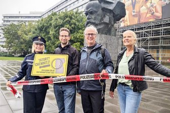 Krimi aus Chemnitz gesucht, Verlag schon gefunden - Unter den strengen Augen von Karl Marx haben Polizistin Jana Kindt, Kriminologie-Professor Frank Asbrock, Bibliothekar Uwe Hastreiter und Literaturwissenschaftlerin Bernadette Malinowski den Startschuss zum Krimi-Wettbewerb gegeben. Außerdem Teil der Jury sind Journalistin Gabi Thieme und Kriminaldirektorin Mandy Kürschner.
