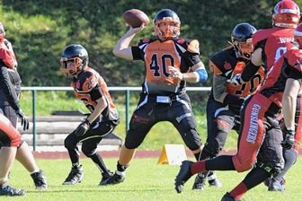 Krimi endet mit Platz 3 für Rebels - Patrick Bräutigam (am Ball) ist eigentlich Running Back bei den Vogtland Rebels. Gegen Suhl ist er jedoch als Quarterback eingesprungen - und erntet dafür viel Respekt.