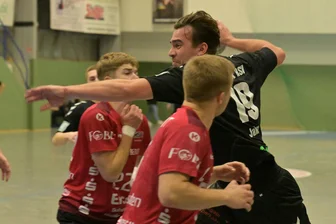Krimi gegen Dresden: Oberliga-Handballer aus dem Erzgebirge siegen in letzter Minute - Miroslaw Jahn machte mit seinem Treffer zum 30:28 den Sieg der Zwönitzer gegen Dresden perfekt.