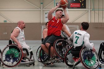 Krimi in Mosel: Zwickau dreht Spitzenspiel - Gegen Essens Walter Vlaanderen (am Ball) hatten die Zwickauer Daniel Gehse (links) und Edgaras Ciaplinskas (rechts) alle Hände voll zu tun. Am Ende gab die gute Abwehrarbeit den Ausschlag für RB.