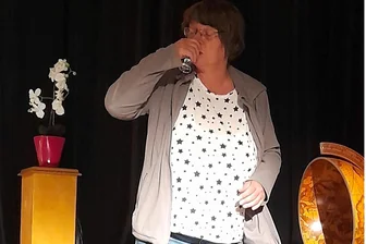 Krimi-Komödie im Erzgebirge: Bergbühne Eibenstock zeigt neues Stück - Ines Hutschenreuther spielt die Herta in dem neuen Stück der Bergbühne Eibenstock.