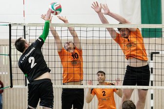 Krimi mit glücklichem Ende: Volleyballer von Union Milkau bleiben in der Sachsenklasse - Die Milkauer Dirk Naupert (l.) und Julius Haubold warfen am letzten Heimspieltag noch einmal alles rein – mit Erfolg. Dabei gab es für den Milkauer Zuspieler eine Schrecksekunde.