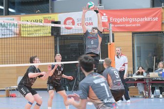 Krimi mit Happy End: Jahresabschluss wird für Zschopauer Volleyballer zum Spiegelbild der bisherigen Regionalliga-Saison - Zuspieler Jonas Tzschoppe in Aktion.