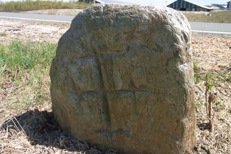 Krimi um Kreuzstein: Vermisstes Kulturdenkmal wieder da - Genauso rätselhaft, wie der denkmalgeschützte Kreuzstein an der Schwarzen Tafel im Reichenbacher Ortsteil Rotschau Ende März verschwand, ist er nun wie aus dem Nichts wieder aufgetaucht.