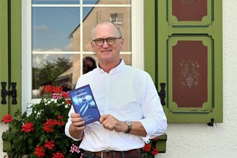 Krimiautor aus dem Erzgebirge taucht ins Dunkelfeld von Crystal Meth ein - Karl-Heinz Binus mit seinem dritten Kriminalroman „Erzgebirgskristalle“, in dem es um Drogenmissbrauch und die Folgen geht.