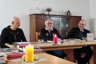 Krimiautoren in Schwarzbach lesen über Mord und Betrugsfälle. Das Publikum fragt: "Kann man das wirklich machen?" - Uwe Schimunek und Jan Flieger aus Leipzig, Wolfgang Schüler aus Berlin (von links) haben  im Bauernmuseum aus ihren Krimis gelesen. Foto: Ronny Ritze