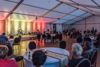 Kriminacht in der Baldauf-Villa: Spitzfindiger Humor und ein Hauch Erotik - Wetterbedingt wurde der Abend ins Zelt verlagert.