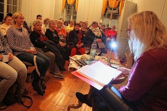 Kriminacht in Wildenfels mit zwei Happy Ends - Sabine Lettau liest im Kaminzimmer der gräflichen Bibliothek. Der Kamin darf nur einmal im Jahr angefeuert werden: zur Kriminacht.