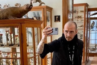 Kriminalbiologe Mark Benecke zu Besuch im Naturalienkabinett - Dr. Mark Benecke im derzeit geschlossenen Naturalienkabinett in Waldenburg