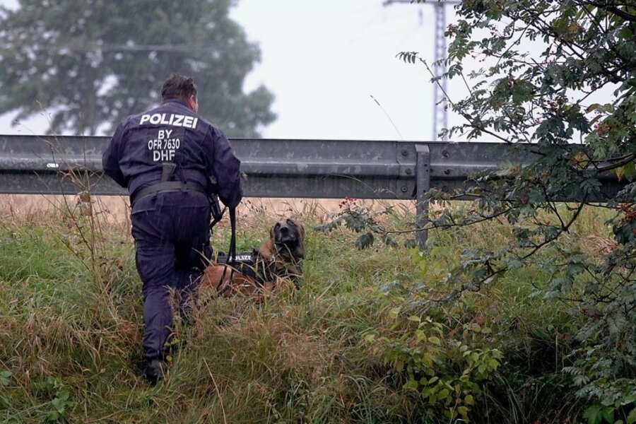 Kriminalgeschehen 2021 im Erzgebirge: Familiendrama in Weißbach, Leichenteile auf Feld und Gasexplosion - Bei der Suche nach den Leichenteilen an der B 174 kam im August unter anderem auch ein Spezialhund zum Einsatz. 