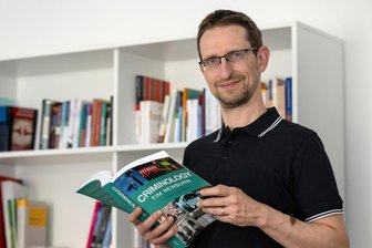 Kriminalität: Chemnitzer erforschen Vorurteile - Frank Asbrock, Direktor des Zentrums für kriminologische Forschung Sachsen (ZKFS) steht im Büro des Vereins in Chemnitz. Das ZKFS wird als An-Institut der Universität Chemnitz geführt. Es stellt in Sachsen eine einmalige kriminologische Forschungseinrichtung dar.