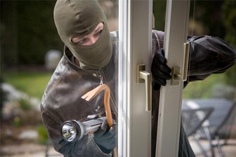 Kriminalität in Aue-Bad Schlema: Weniger illegale Graffiti, mehr Wohnungseinbrüche – So ist die Lage - Mit einem sogenannten Kuhfuß – hier ein gestelltes Foto – hebeln einige Einbrecher Türen und Fenster auf oder schlagen Scheiben ein. In Aue-Bad Schlema hat es zuletzt mehr Wohnungseinbrüche gegeben.