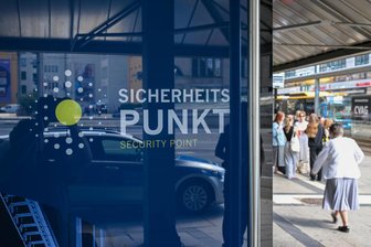 Kriminalität in der Chemnitzer Innenstadt: Neue Mini-Wache macht Schule - In der Chemnitzer Innenstadt betreiben Polizei und Ordnungsamt der Stadt seit dem Sommer eine gemeinsame Anlaufstelle. Der Sicherheitspunkt ist montags bis freitags von 15 bis 22 Uhr besetzt, während des Weihnachtsmarktes auch sonntags 15 bis 21 Uhr.