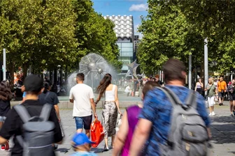 Kriminalität in der Prager Straße: Polizei in Dresden verhängt erstmals Aufenthaltsverbote gegen aggressive Drogendealer - Viele Menschen, aber auch viel Kriminalität: In der Prager Straße, sagt die Polizei, sei das Sicherheitsgefühl von Anwohnern, Gästen und Gewerbetreibenden gestört.