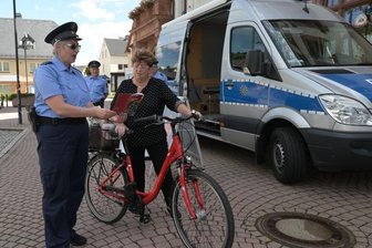 Kriminalität in der Region unterschiedlich - Die Polizei informiert immer mal wieder über ihre Arbeit in der Region - wie hier vor einem Jahr in Thalheim: Polizeihauptmeisterin Katrin Michel (li.) im Gespräch mit Regina Jung, die sich für das Thema Prävention interessiert hat. /Archiv