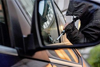Kriminalitätsstatistik für den Landkreis Zwickau: Diese Zahlen sind auffällig - Dass ein Krimineller eine Autotür mit einer Metallstange aufbricht wie in dieser nachgestellten Szene, kommt in Zwickau äußerst selten vor. 