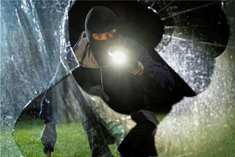 Kriminalstatistik: Polizei zählt im Erzgebirge mehr Wohnungseinbrüche - Ein fiktiver Einbrecher blickt an einem Haus durch eine eingeschlagene Fensterscheibe: Die Anzahl der Einbrüche in Wohnungen im Erzgebirgskreis hat sich zuletzt spürbar erhöht.
