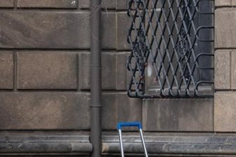 Kriminelle Leidenschaft: Susanna Partsch erzählt von den spektakulärsten Museumseinbrüchen der Welt - Am Fenster: Juwelendiebe durchtrennten am 25. November 2019 die Gitterfenster des Grünen Gewölbes am Residenzschloss Dresden.