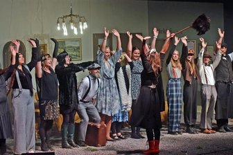 Kriminelles Sommertheater kommt an - Hände hoch! Aber nicht unter Androhung von Waffengewalt: Die Schauspieltruppe bedankt sich beim Publikum zum Schlussapplaus mit einer La-Ola- Welle. 