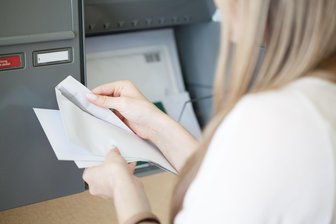 Kripo-Beamte derzeit als Postboten im Erzgebirge unterwegs – Briefzustellung erfolgt Jahre später - Bewohner aus Breitenbrunn und Umgebung erhalten nun Post - mit zum Teil mehrjähriger Verspätung.