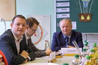 Kripo ermittelt in St. Egidien: Wer hat Schuld am Unfall in der Schule? - Schulleiter Alexander Weiß (links) und St. Egidiens Bürgermeister Uwe Redlich (rechts) beim Besuch des sächsischen Kultusministers kurz nach dem Unfall: Die Stimmung ist momentan eisig.
