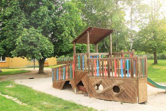 Krippe in Rothenkirchen bekommt neuen Dachbelag - Auch das Spielschiff wird ersetzt.