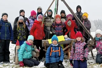 Krippe ist Ehrensache - Die Mitglieder der Jesus-Abenteuer-Gruppe haben kürzlich Maria und Josef mit neuen Kleidern versehen und auch den Stall ertüchtigt.