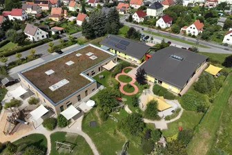 Krippe Weltentdecker und Kita Abenteuerland in Penig: Aus zwei mach eins - Der Kindergarten „Abenteuerland“ (links) und die Kinderkrippe „Weltentdecker“ in Penig sind direkte Nachbarn.