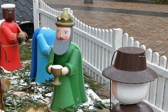 Krippenfiguren auf Freiberger Obermarkt zerstört - Einem der Heiligen Drei Könige in der Freiberger Krippe wurde der Kopf gestohlen.