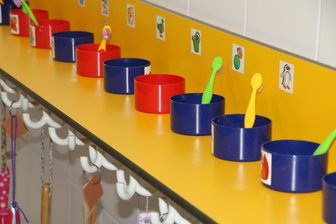 Krippengebühren in Rosenbach steigen - Waschraum in der Kindertagesstätte Syrau.