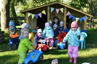 Krippenkinder "Sonnenkäfer" beziehen ihr neues Spielhaus in Niederbobritzsch -