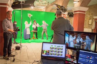 Krippenspiel der Superlative: Die Heilige Nacht in Ehrenberg - Bereits Ende Oktober erfolgten im Kulturzentrum in Ehrenberg unter Leitung von Dietmar Hösel vor dem "Green-Screen" die Dreharbeiten für das Krippenspiel, das nun am Freitag zu erleben ist.