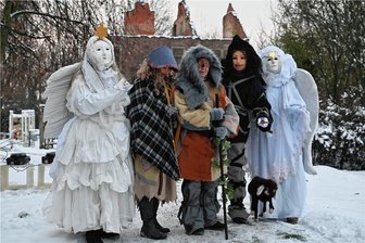 Krippenspiel in Ehrenberg: Darsteller agieren live vor der Leinwand - In aufwendigen Kostümen präsentierten sich Darsteller, hier vor der Ruine von Schloss Ehrenberg.