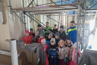 Krippenspiel unterm Baugerüst: Kinder proben für Heiligabend - Sie lassen sich zwischen Baugerüsten, Strahlern und Abdeckungen nicht aus dem Konzept bringen: Die kleinen und nicht mehr so kleinen Darsteller des Mini-Maxi-Kreises bei der Probe fürs Krippenspiel.