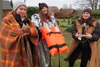 Krippenspiel von der Kirche auf den Friedhof verlegt - Mara Herzog, Chantal Lindner und Selina Lewandowski von der jungen Gemeinde verkörperten die drei Weisen oder in diesem Fall Flüchtlinge, die dem Stern der Hoffnung folgten.