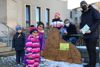 Krippenweg-Figuren finden Anklang - Mit dem Ochsen umfasst der Auerbacher Krippenweg jetzt zehn Figuren. Geschaffen hat sie Gemeindepädagoge Daniel Arnstadt (rechts); die Figuren der Krippe in der St. Laurentiuskirche dienten als Vorlage. 