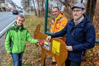 Krippenweg, Hofweihnacht und Lichtelfest: Was am 2. Advent im Raum Auerbach los ist - Ein Esel ist die neueste Figur für den Auerbacher Krippenweg. Am Dienstag wurde die Holzfigur, die dem Esel der Weihnachtskrippe in der St. Laurentiuskirche nachempfunden ist, von Pfarrerin Mandy Rabe, Patrick Schädlich vom Stadtbauhof und Gemeindepädagoge Daniel Arnstadt (von links) an der Schönheider Straße platziert. 