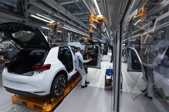 Krise bei Volkswagen: Will der Konzern gleich mehrere Fahrzeugwerke schließen? - Ein Modell der neuen Generation des ID.3 wird im Werk von Volkswagen in Zwickau montiert.