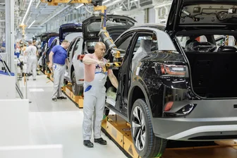 Krise bei VW schürt Neiddebatte: Wie viel verdient man im Zwickauer Werk? - Beschäftigte montieren im Zwickauer VW-Werk den ID.4. Liegen ihre Gehälter wirklich weit über dem Durchschnitt, wie immer wieder behauptet wird?