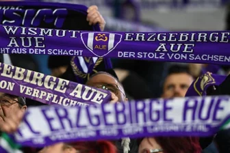 Krise beim FC Erzgebirge Aue: Wie die Fans reagieren - Bei der Partie gegen den FC Ingolstadt 04 im Erzgebirgsstadion in Aue unterstützten zahlreiche Fans die Veilchen. Mit Erfolg, nach zehn sieglosen Spielen konnte der FCE den ersten Sieg verbuchen. Für Fans bringt das neue Hoffnung im Kampf um den Klassenerhalt.