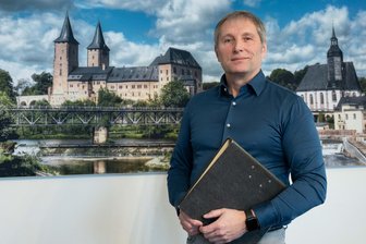 Krise der Sozialservicegesellschaft Rochlitz - das sagt OB Dehne dazu - Der Rochlitzer OB Frank Dehne hat in seinem Büro immer die Porphyrstadt mit Schloss und Petrikirche im Blick.