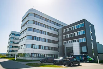Krise in der Autoindustrie: Wie die IAV in Stollberg und Chemnitz Arbeitsplätze abbauen will - Der IAV-Standort in Stollberg, die größte Niederlassung des Unternehmens in Sachsen.
