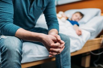 Krise in der Krise: So trifft die Pandemie schwerkranke Kinder - Familien in Extremsituationen: Wegen der Corona-Ansteckungsgefahr darf oft nur ein Elternteil ein schwer krankes Kind im Krankenhaus begleiten. Auch ambulante Leistungen wie Physiotherapie oder Fahrdienste fallen teilweise aus, weil Personal krank oder in Quarantäne ist.